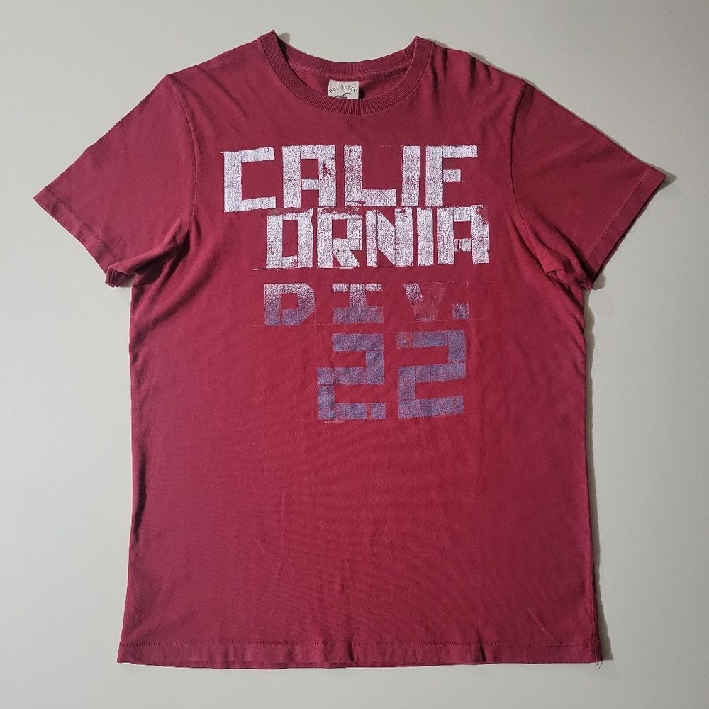 Hollister Men's Red Graphic Front Crewneck Short Sleeve Tee